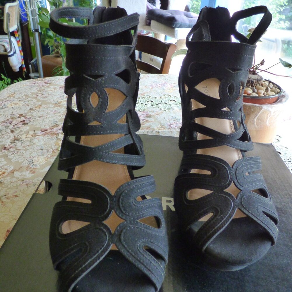 TORRID GOTH VAMPIRE BLACK LASER CUTOUT PLATFORM WEDGE SZ 8.5W PLUS BOHO GYPSY - Picture 3 of 5